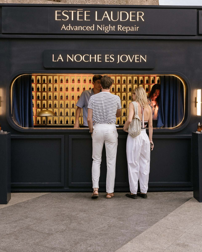 Estée Lauder<br>La Noche Es Joven